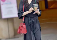 抖音啄木鸟衣服小姐姐,时尚穿搭指南，演绎街头潮流风采