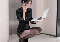 叠穿新风尚：冯雨芝演绎自信女神的时尚秘籍—水晶丝短袜女